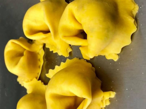 Tortellacci con ripieno di formaggio e radicchio rosso