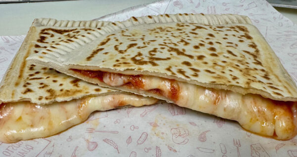 Cassone pomodoro e mozzarella